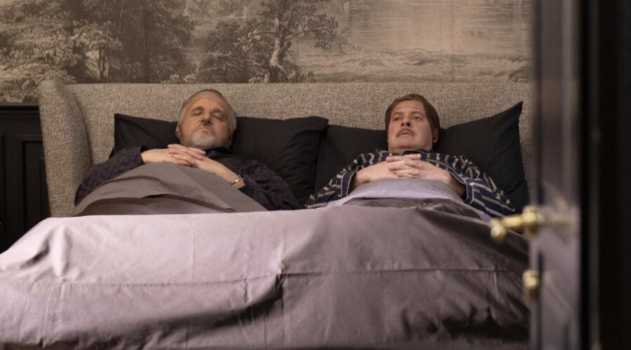 Da sinistra: Christian De Sica e Pietro Sermonti in un'immagine della serie tv “Gigolò Per Caso”. Credits: Prime Video.