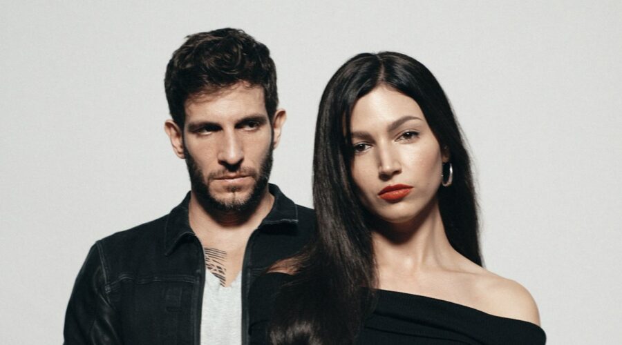 Da sinistra: Quim Gutiérrez e Úrsula Corberó in un'immagine da “In fiamme”. Credits: Netflix.