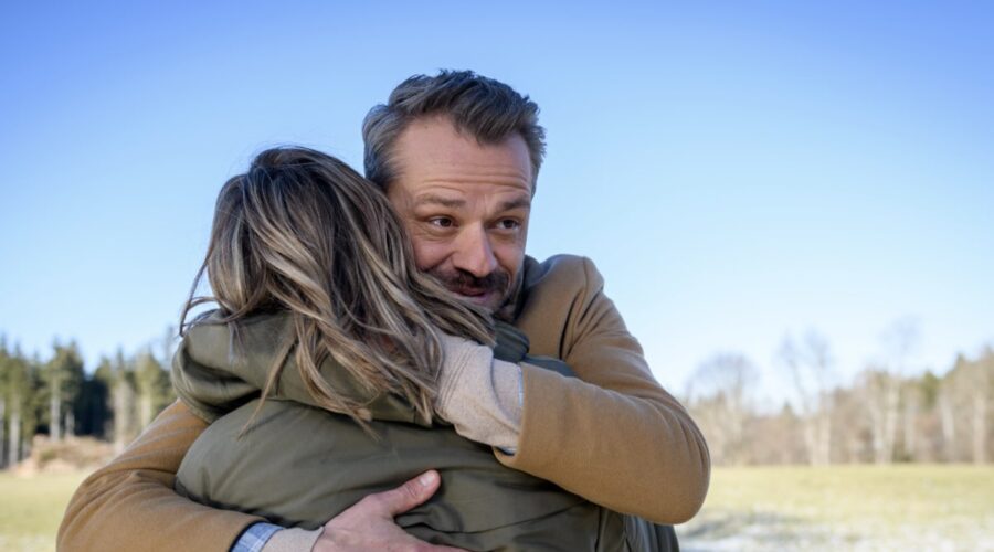 Da sinistra: Sven Waasner (Erik Vogt) e Lena Conzendorf (Josephine Klee) in “Tempesta D'Amore”. Credits: Das Erste/Rti Mediaset.