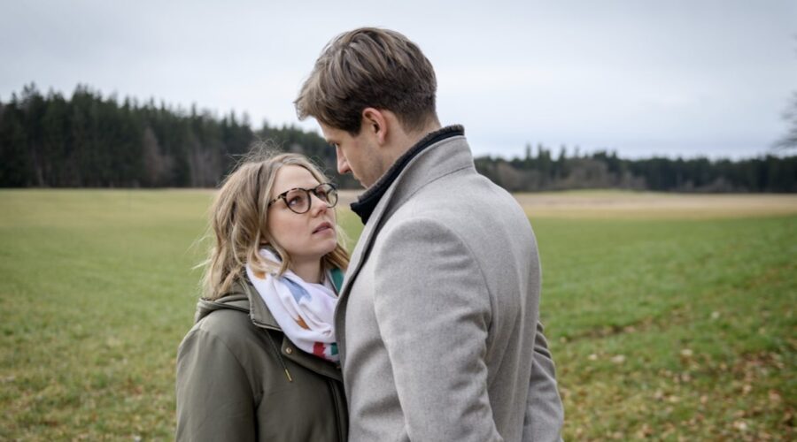 Da sinistra: Lena Conzendorf nei panni di Josephine Klee e Sandro Kirtzel in quelli di Paul Lindbergh in una scena di “Tempesta D'Amore”. Credits: Das Erste/Rti Mediaset.