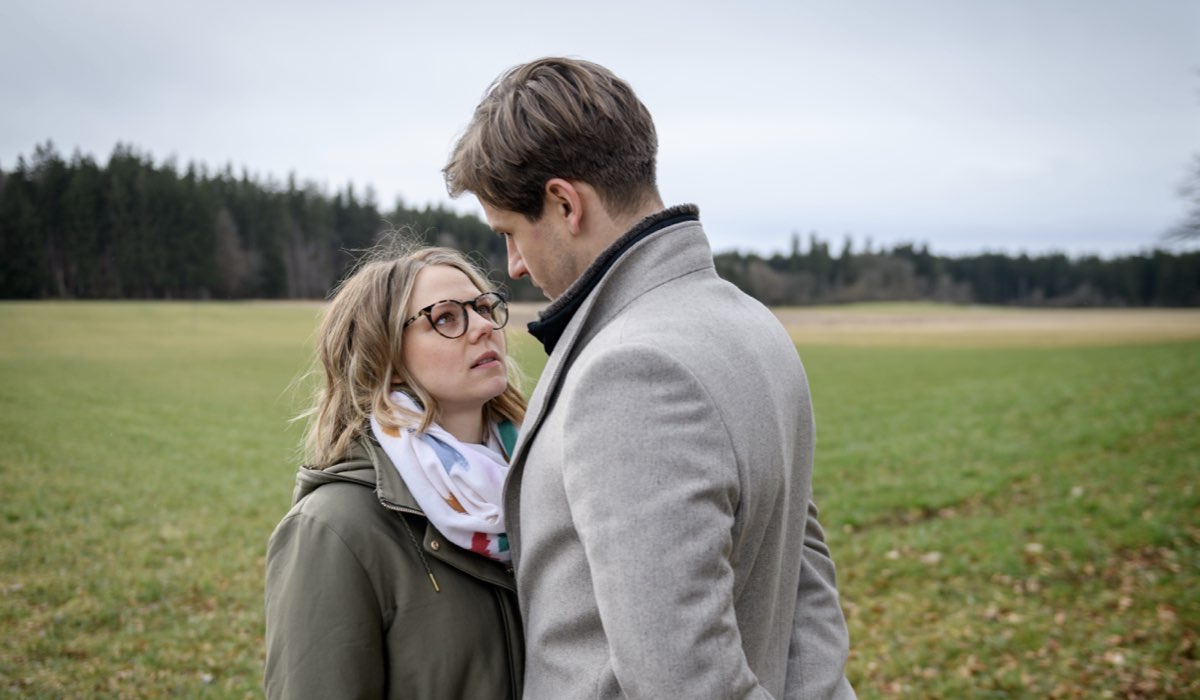 Da sinistra: Lena Conzendorf nei panni di Josephine Klee e Sandro Kirtzel in quelli di Paul Lindbergh in una scena di “Tempesta D'Amore”. Credits: Das Erste/Rti Mediaset.