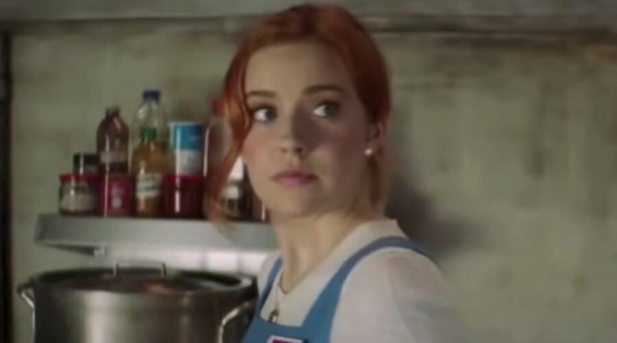 Kennedy Mcmann in una scena del trailer di 