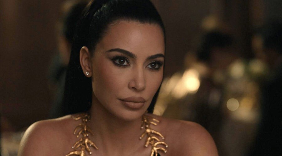 Kim Kardashian in una scena di “AHS: Delicate”. Credits: Disney+.