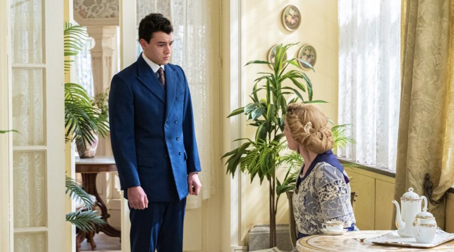 Da sinistra: Xavi Lock (Curro De La Mata) e Eva Martín (Cruz Ezquerdo) in una scena de “La Promessa”. Credits: RTVE/RTI Mediaset.