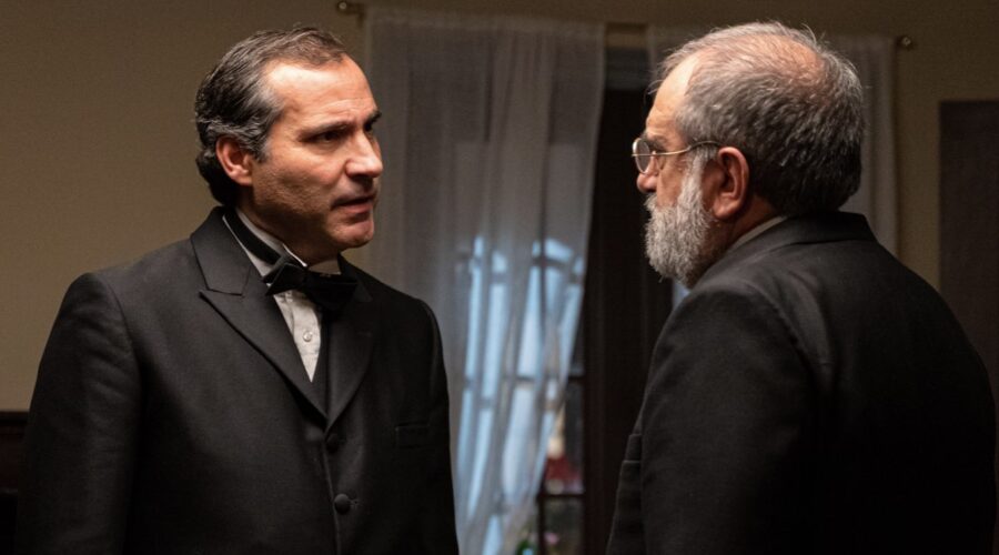Da sinistra: Bruno Lastra (Gregorio) e Joaquin Climent (Romulo Baeza) in una scena de “La Promessa” in onda su Canale 5. Credits: Bambú Producciones/RTVE/RTI Mediaset.