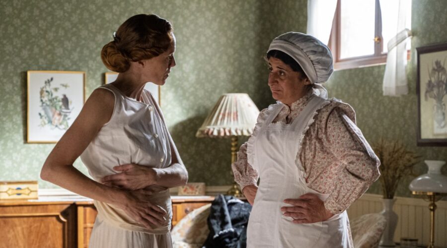 Da sinistra: Maria Castro (Pia Adarre), Carmen Flores (Simona Martínez) in una scena de “La Promessa” in onda su Canale 5. Credits: Bambú Producciones/RTVE/RTI Mediaset.