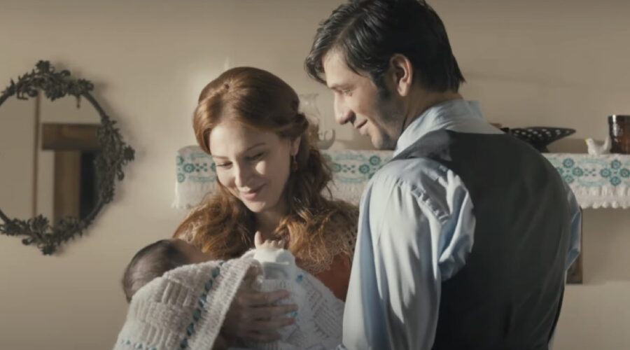 Da sinistra: Guzide e Celil con il loro bambino in una scena del finale de “La ragazza e l'ufficiale”. Credits: cattura schermo/YouTube.