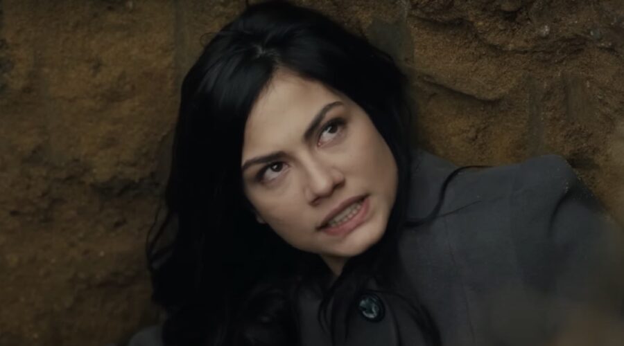 Alya (Demet Ozdemir) in una scena della seconda stagione de “La ragazza e l'ufficiale”, in onda su Canale 5. Credits: Cattura schermo/YouTube.