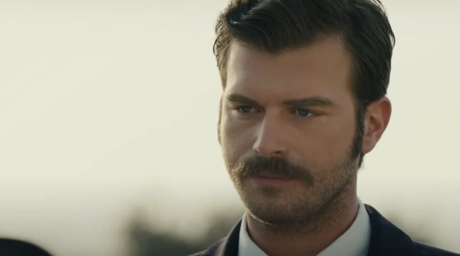 Kivanç Tatlitug (Kurt Seyit Eminof) in una scena de “La ragazza e l'ufficiale”. Credits: Cattura schermo/YouTube.