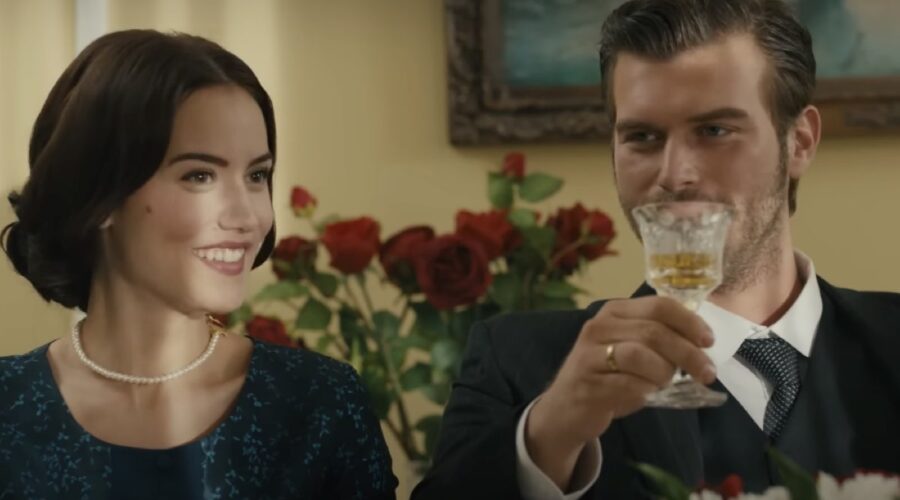 Da sinistra: Fahriye Evcen e Kivanç Tatlitug interpretano Mürvet e Kurt Seyit, qui in un fotogramma della seconda stagione de “La ragazza e l'ufficiale”. Credits: YouTube/Star TV/Ay Yapim.