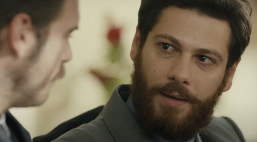 Mahmut Eminof (interpretato da Oral Özer) in una scena della seconda stagione de “La ragazza e l'ufficiale”, in onda su Canale 5. Credits: Cattura schermo/YouTube.