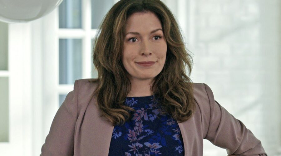 Lauren Hammersley (Charmaine Roberts) In Virgin River Credits Netflix