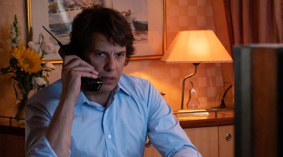 Laurent Lafitte in una scena della serie tv