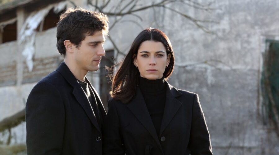 Da sinistra: Rosa Diletta Rossi (Maria Corleone) e Alessandro Fella (Luca Spada) in una scena della serie tv “Maria Corleone”. Credits: Taodue/Clemart/RTI Mediaset.