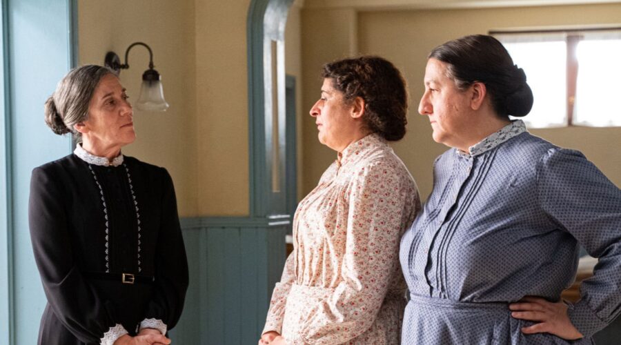 Da sinistra: Marga Martínez (Petra Arcos), Teresa Quintero (Candela García) e Carmen Flores (Simona Martínez) in una scena de “La Promessa”. Credits: RTVE/RTI Mediaset.