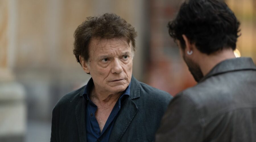 Da sinistra: Massimo Ranieri ed Erasmo Genzini (Michele e Antonio Ferrara) in una scena della fiction “La voce che hai dentro”, la cui terza puntata va in onda venerdì 29 settembre. Credits: Lucky Red/Rti Mediaset.