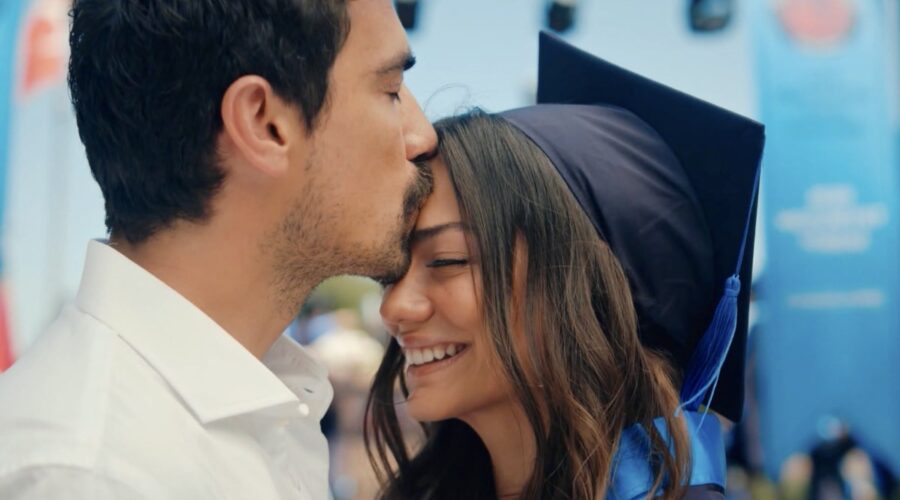 Mehdi bacia Zeynep sulla fronte in una scena di “My Home My Destiny 2”. Credits: Cattura schermo/Mediaset Infinity.