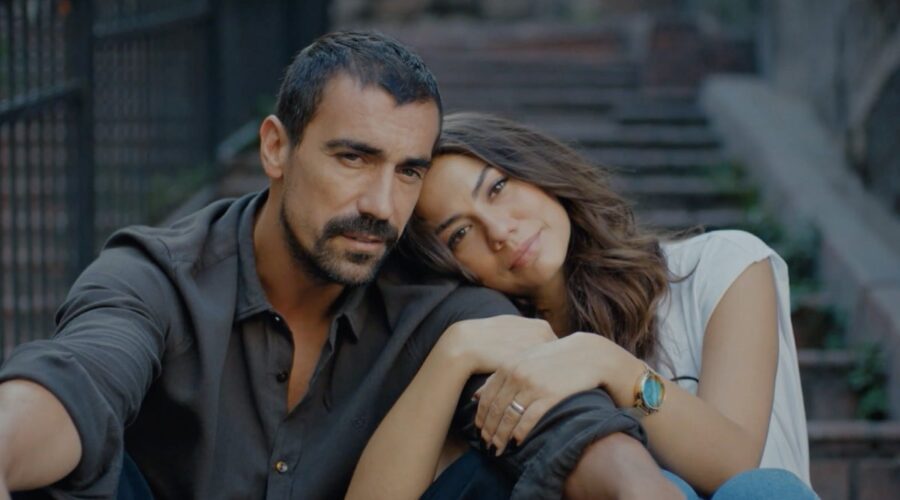 Da sinistra: Ibrahim Celikkol (Mehdi) e Demet Özdemir (Zeynep) in una scena di 1“My Home My Destiny 2”. Credits: Cattura schermo/Mediaset Infinity.