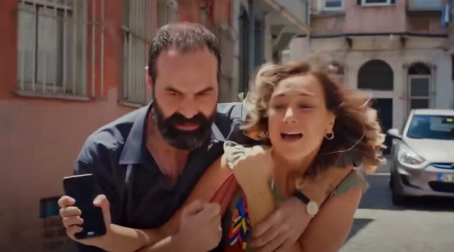 Serhat rapisce Benal in una scena di “My Home My Destiny”. Credits: Cattura schermo/Youtube canale ufficiale.
