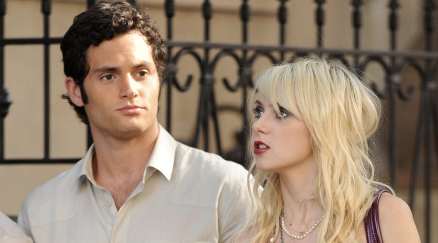 Penn Badgley And Taylor Momsen On Location For Gossip Girl On The Streets Of Manhattan Photo By James Devaney Wireimage