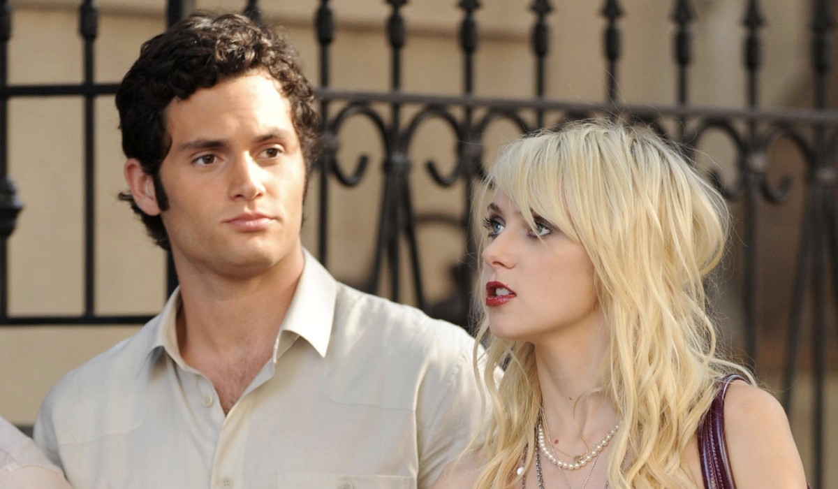Penn Badgley And Taylor Momsen On Location For Gossip Girl On The Streets Of Manhattan Photo By James Devaney Wireimage
