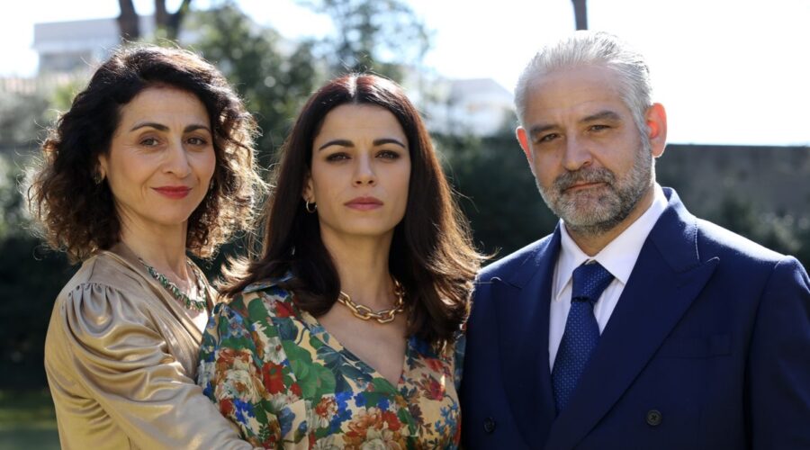Da sinistra: Aglaia Mora (Rosa Corleone), Rosa Diletta Rossi (Maria Corleone) e Fortunato Cerlino (Don Luciano Corleone) in una scena della serie tv “Maria Corleone”. Credits: Taodue/Clemart/RTI Mediaset.