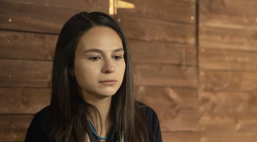 Selin Yeninci (Saniye) in una scena di 