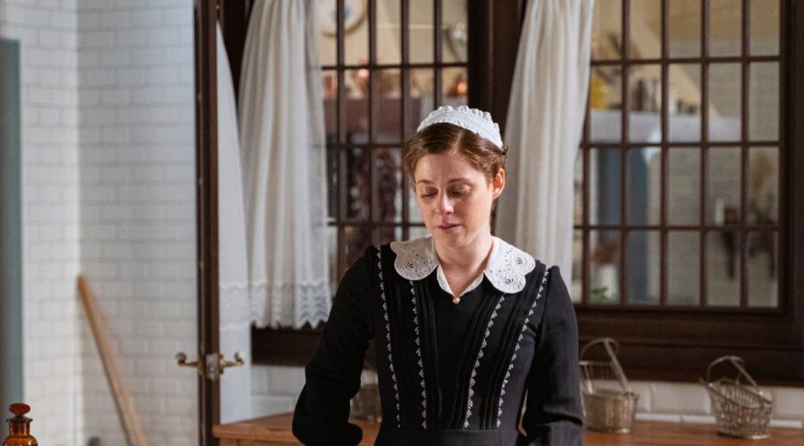 Sara Molina (María Fernandez) in una scena de “La Promessa”. Credits: RTVE/RTI Mediaset.