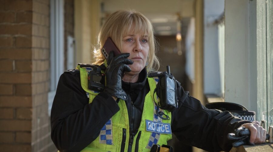 Al centro: Sarah Lancashire in una scena della terza stagione di “Happy Valley”. Credits: Sky Italia.