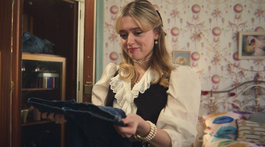 Aimee Lou Wood in una scena di “Sex Education 4”. Credits: Netflix.