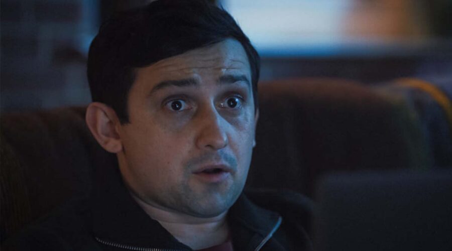 Craig Roberts in una scena della serie tv