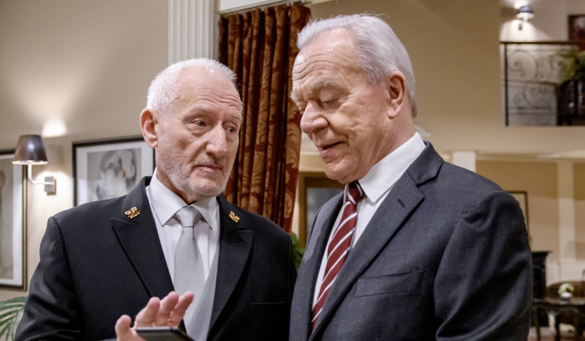 Da sinistra: Sepp Schauer (Alfons Sonnbichler) e Dirk Galuba (Werner Saalfeld) in una scena di “Tempesta D'Amore”. Credits: Das Erste/RTI Mediaset.