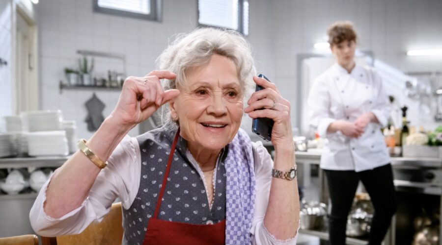 Antje Hagen interpreta Hildegard Sonnbichler in una scena di “Tempesta D'Amore”. Credits: Das Erste/RTI Mediaset.