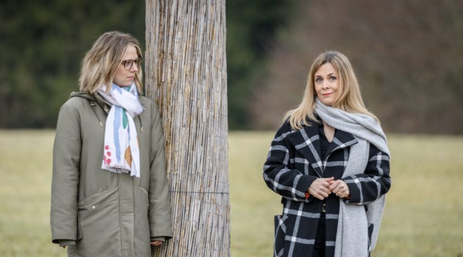 Da sinistra: Lena Conzendorf (Josie Klee) e Tanja Lanäus (Yvonne Klee) in una scena di “Tempesta D'Amore”. Credits: Das Erste/RTI Mediaset.