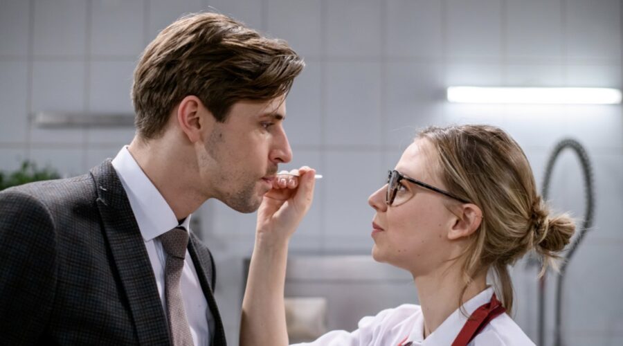 Da sinistra: Lena Conzendorf (Josephine Klee) e Sandro Kirtzel (Paul Lindbergh) in una scena di “Tempesta D'Amore”. Credits: Das Erste/RTI Mediaset.