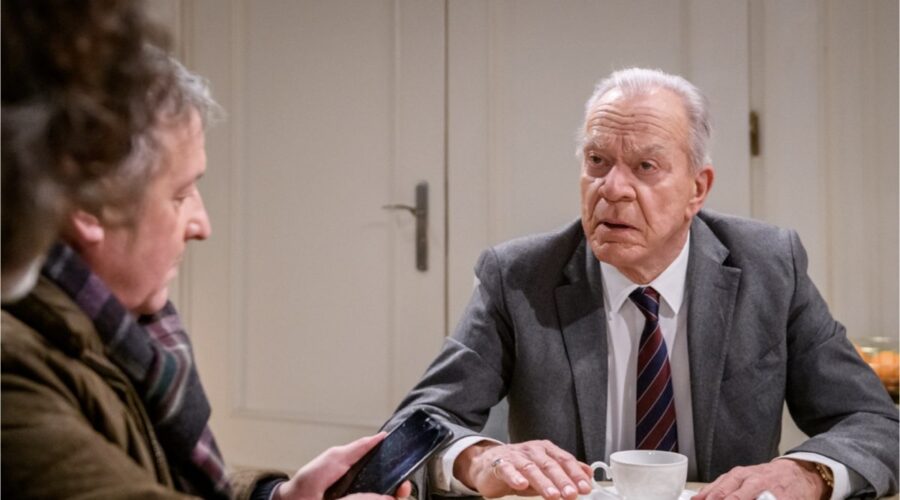 Dirk Galuba nei panni di Werner Saalfeld in una scena di “Tempesta D'Amore”. Credits: Das Erste/RTI Mediaset.