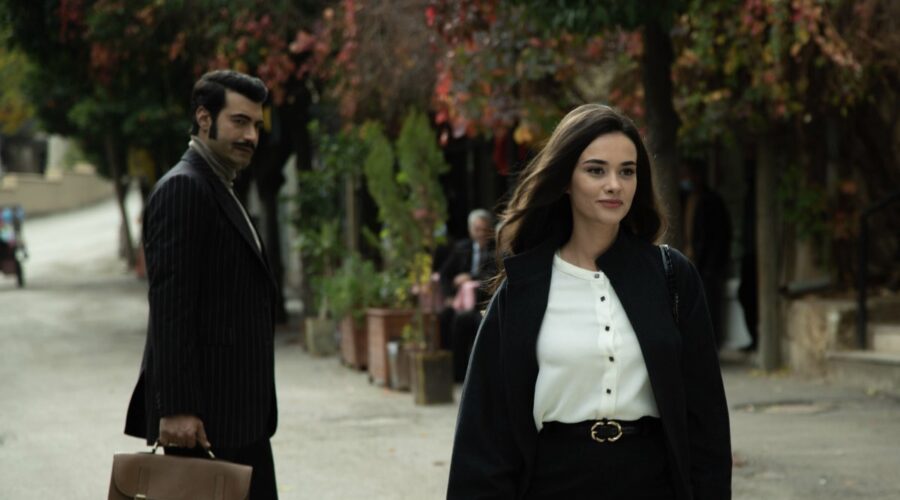 Murat Ünalmis (Demir) e Hande Soral (Umit Kaharaman) in una scena di “Terra Amara”. Credits: RTI Mediaset.
