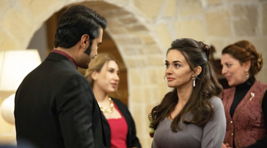 Da sinistra: Murat Ünalmis (Demir) e Hande Soral (Umit Kaharaman) in una scena di “Terra Amara”. Credits: RTI Mediaset.