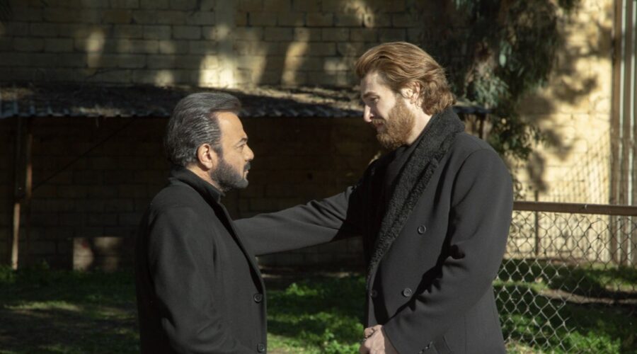 Da sinistra: Kerem Alisik (Fekeli) e Furkan Palali (Fikret) in una scena di “Terra Amara”. Credits: RTI Mediaset.