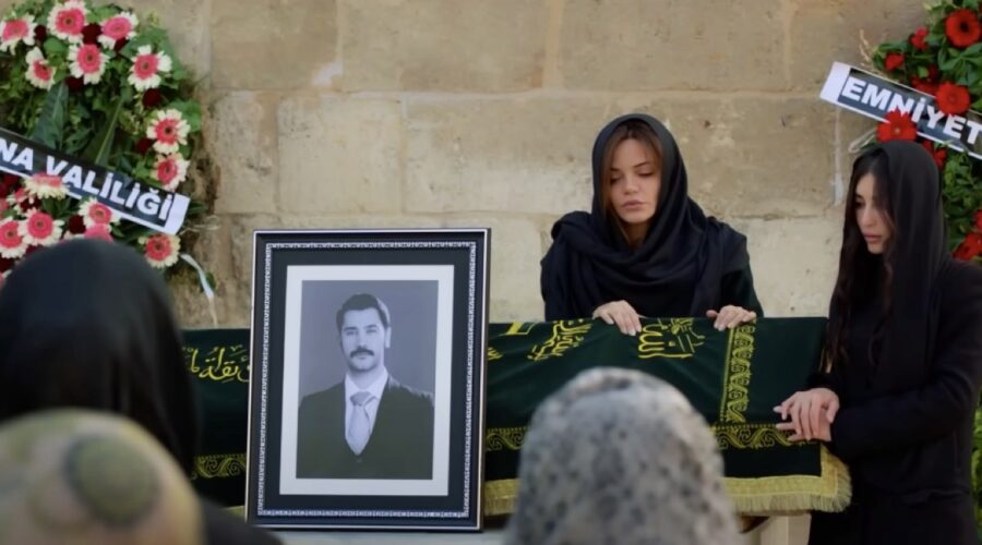 Da sinistra: Züleyha e Müjgan al funerale di Yilmaz in “Terra Amara”. Credits: cattura schermo/YouTube.