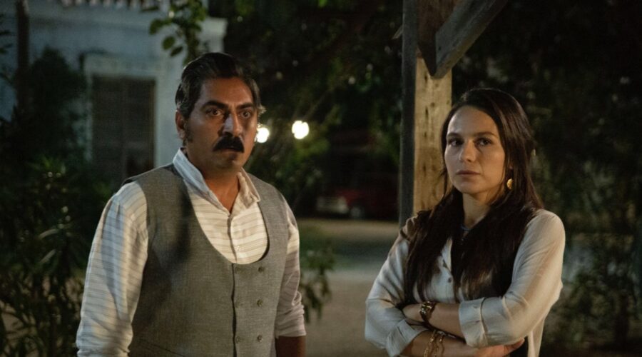 Da sinistra: Bülent Polat (Gaffur Taskin) e Selin Yeninci (Saniye) in una scena di “Terra Amara”. Credits: Mediaset.