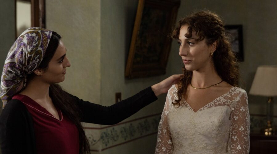 Da sinistra: Selin Genc (Gulten) e Polen Emre (Fadik) in una scena di “Terra Amara”. Credits: RTI Mediaset.