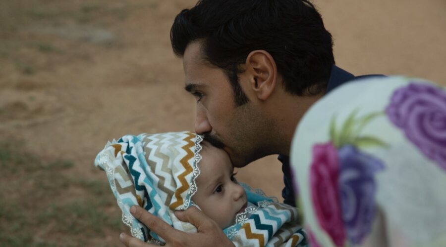 Da sinistra: il piccolo Kerem Ali e Ugur Günes (Yilmaz) in una scena di “Terra Amara”. Credits: Mediaset.