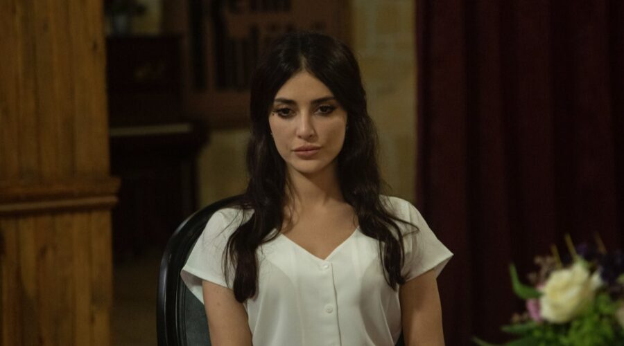 Melike Yalova (Müjgan Hekimoglu) in una scena di “Terra Amara”. Credits: Mediaset.