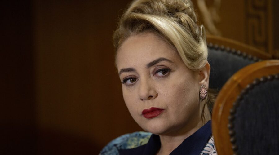 Sibel Tasçioglu (Sermin) in una scena di “Terra Amara”. Credits: Mediaset.