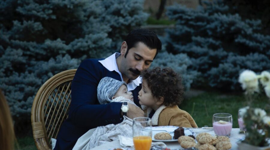 Da sinistra: Ugur Günes (Yilmaz) con i figli Kerem Ali e Adnan in una scena di “Terra Amara”. Credits: Mediaset.