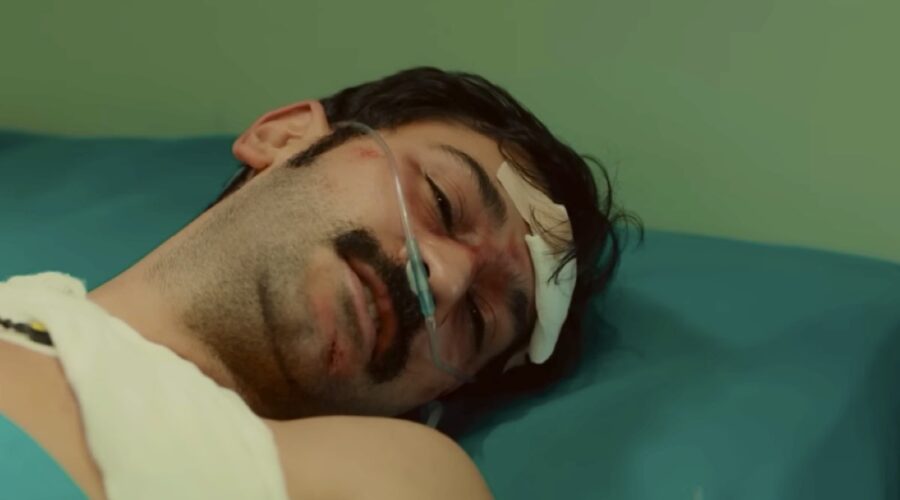 Yilmaz (Ugur Günes) si risveglia dopo l'incidente in “Terra Amara”. Credits: Cattura schermo/canale YouTube ufficiale.