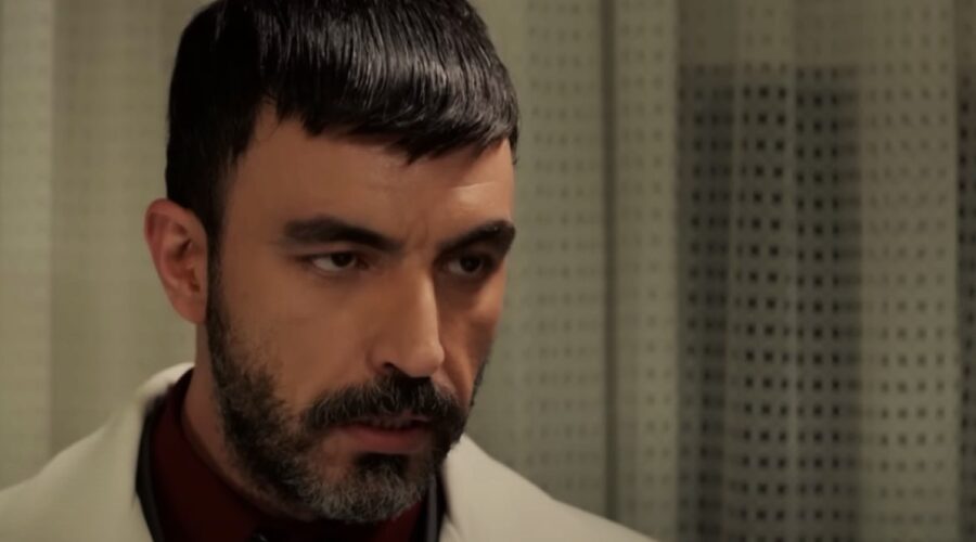 Il dottor Bahtiyar in “Terra Amara”. Credits: Cattura schermo/canale YouTube ufficiale.