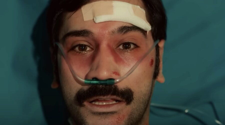 Yilmaz (Ugur Günes) muore dopo l'incidente in “Terra Amara”. Credits: Cattura schermo/canale YouTube ufficiale.