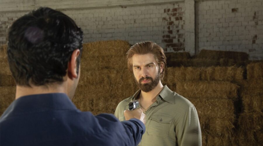 Da sinistra: Ugur Günes (Yilmaz) e Furkan Palali (Fikret) in una scena di “Terra Amara”. Credits: Mediaset.